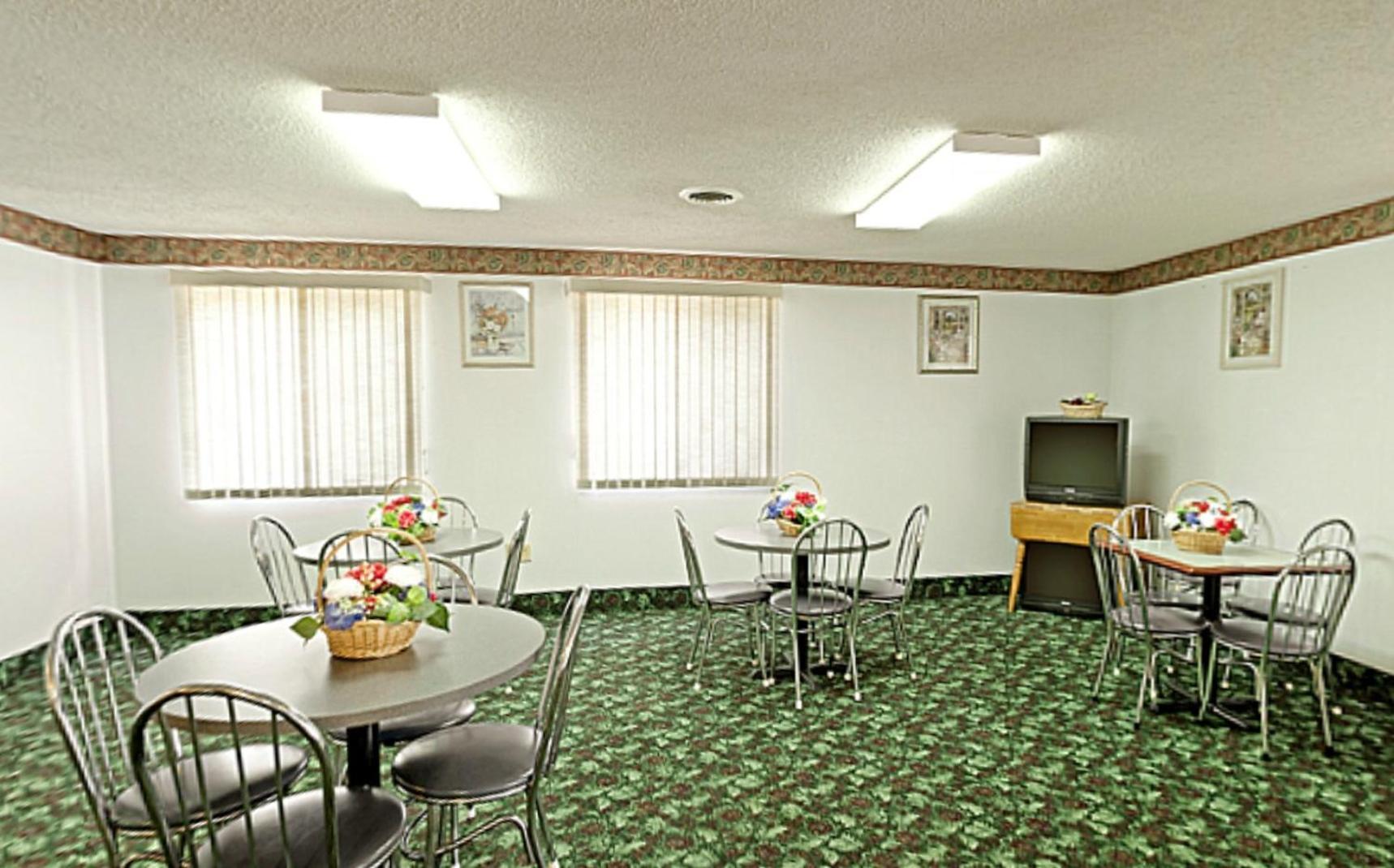 Americas Best Value Inn West Frankfort Exterior photo