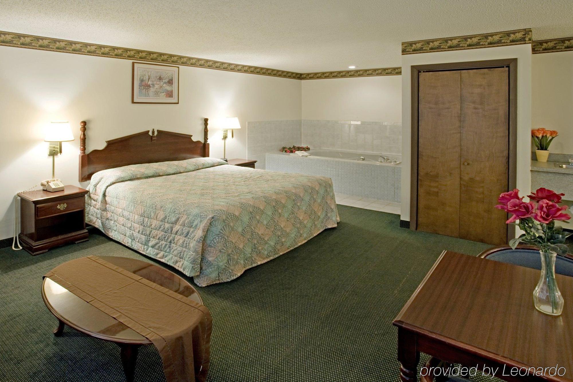 Americas Best Value Inn West Frankfort Room photo