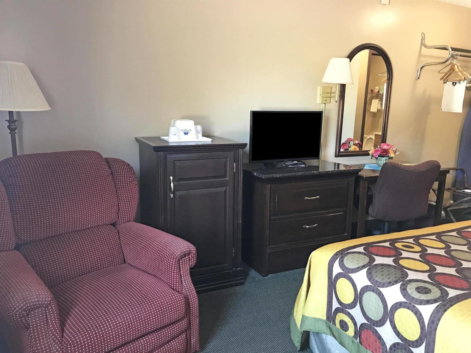 Americas Best Value Inn West Frankfort Exterior photo