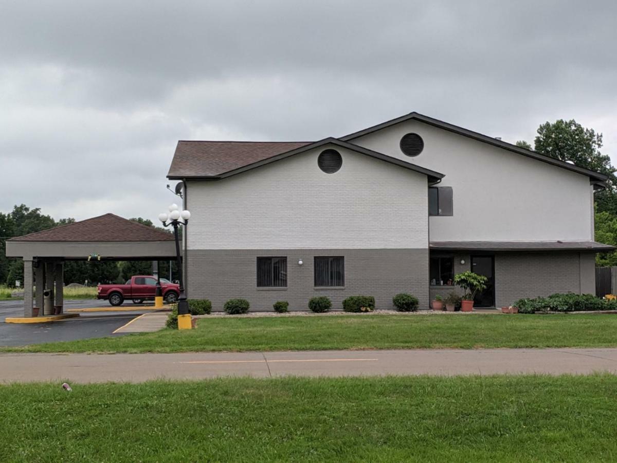 Americas Best Value Inn West Frankfort Exterior photo