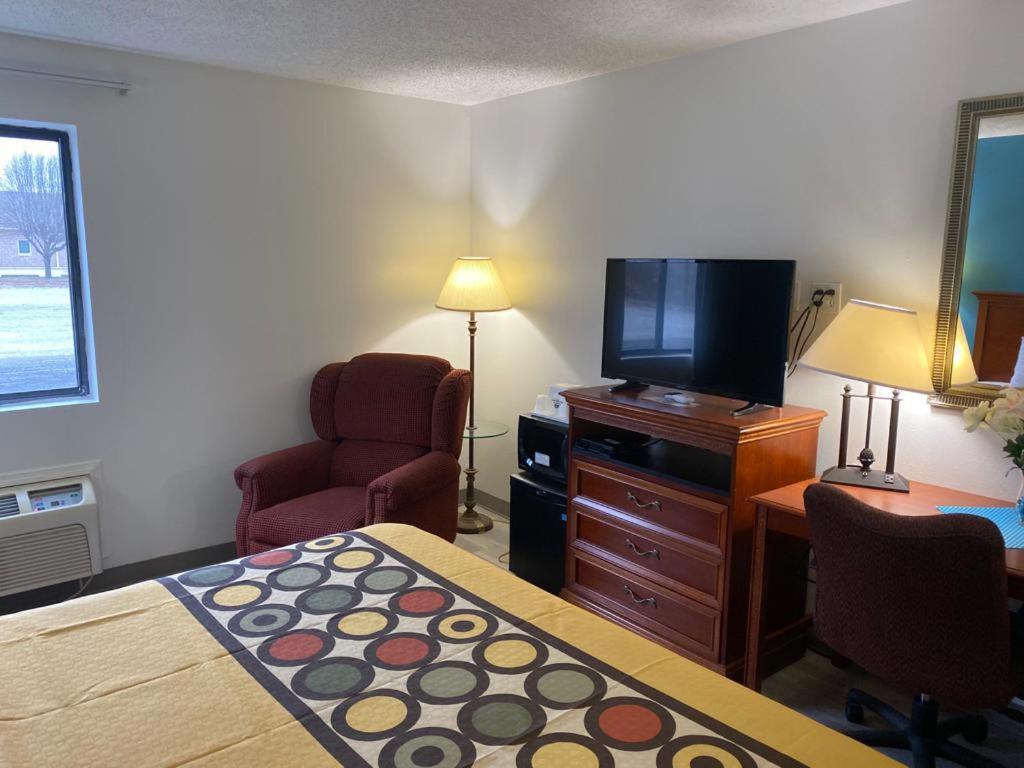 Americas Best Value Inn West Frankfort Exterior photo